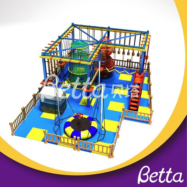 Bettaplay Kindergarten Children Juguen el curso de cuerda con trampolín