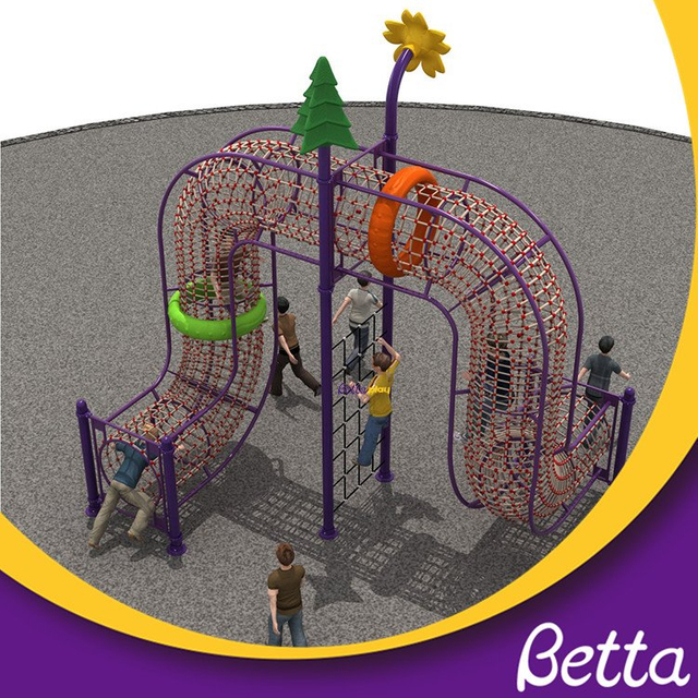 Parque infantil al aire libre con combinaci&oacute;n de escalada para ni&ntilde;os