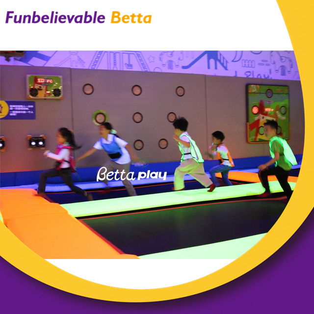 ملعب Bettaplay الفلورسنت الداخلي للأطفال الترفيه مول تصميم مخصص داخلي الترامبولين التجاري بارك