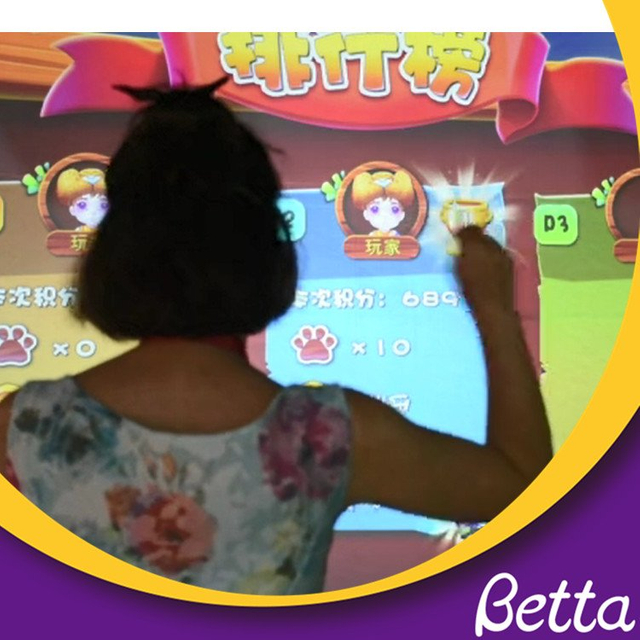 Nuevo tipo de equipo de proyecci&oacute;n interactiva para el piso del parque de atracciones