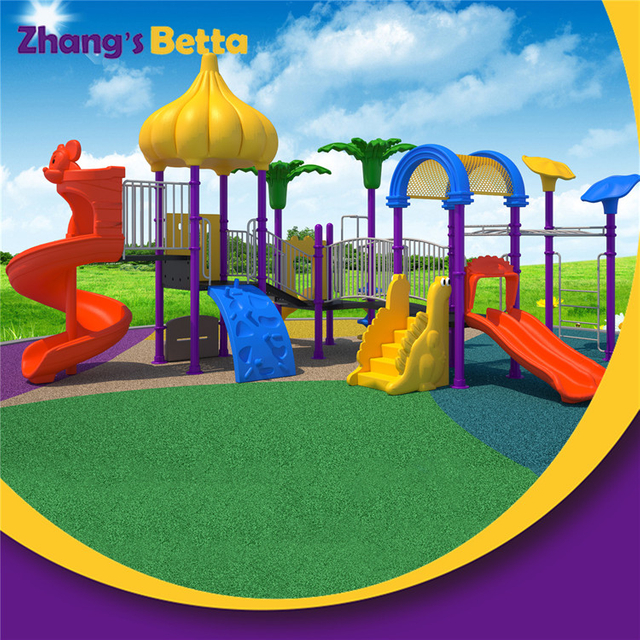 Patio trasero con varios toboganes