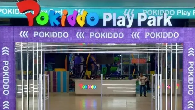 ما هو حجم السوق والنمو للملاعب الداخلية؟