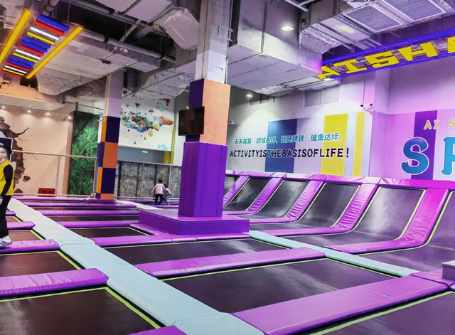 Parque de trampolines de salto interior Bettaplay de 250 m&sup2; con piscina de espuma para baloncesto y diversi&oacute;n interactiva con grifos
