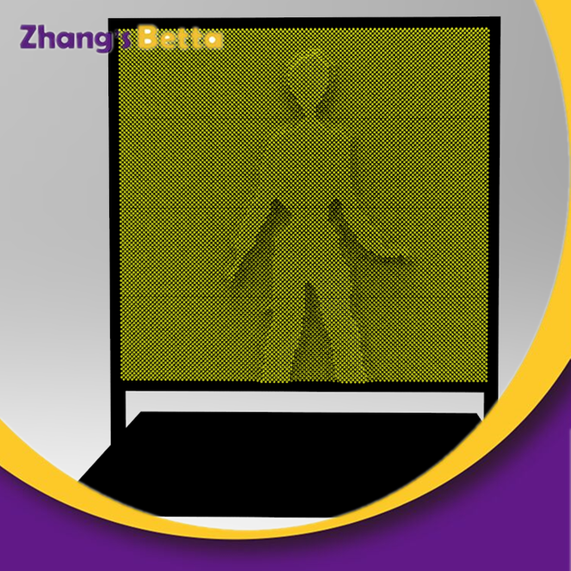 يلعب الأطفال لعبة Pin Art الإبداعية على شاشة الدبوس