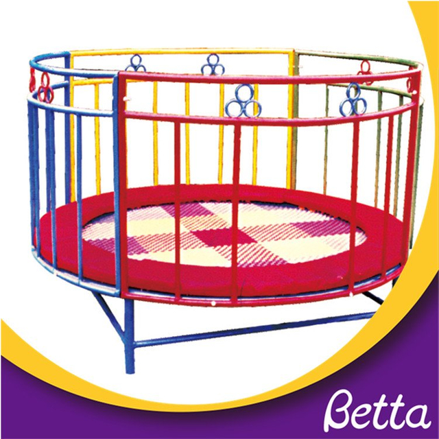 Parque de trampolines peque&ntilde;os de salto de altura