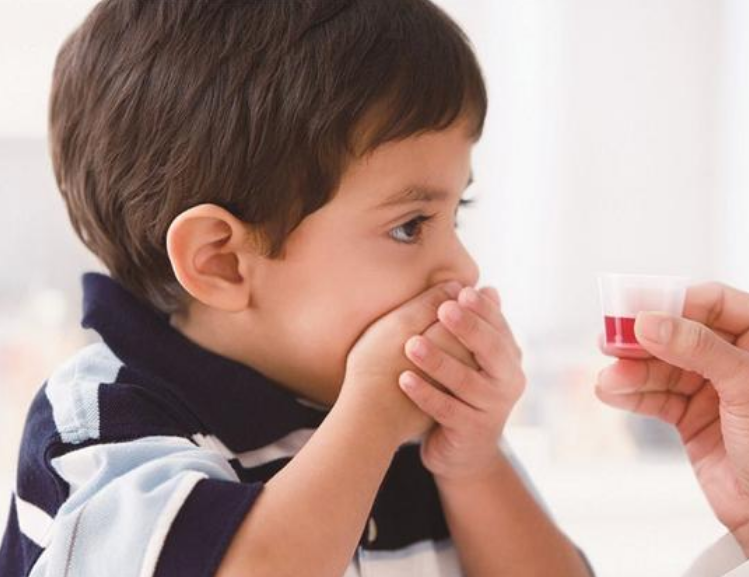 C&oacute;mo darle medicina a un ni&ntilde;o que la rechaza