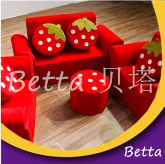 أريكة اللعب الناعمة الخشبية الصغيرة والآمنة والمريحة للأطفال من Bettaplay بنمط الفراولة
