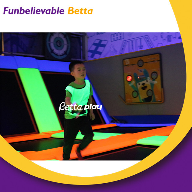 ملعب Bettaplay الفلورسنت الداخلي للأطفال الترفيه مول تصميم مخصص داخلي الترامبولين التجاري بارك