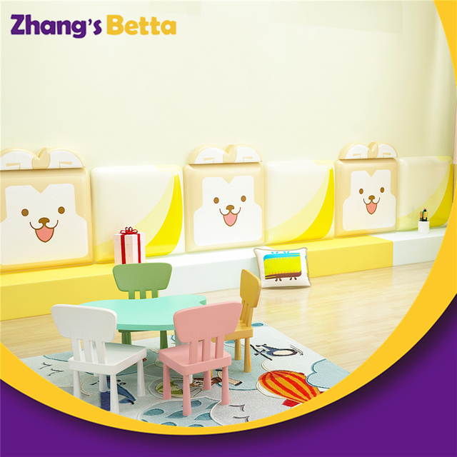 Мягкая обивка стен для безопасности в детском саду.