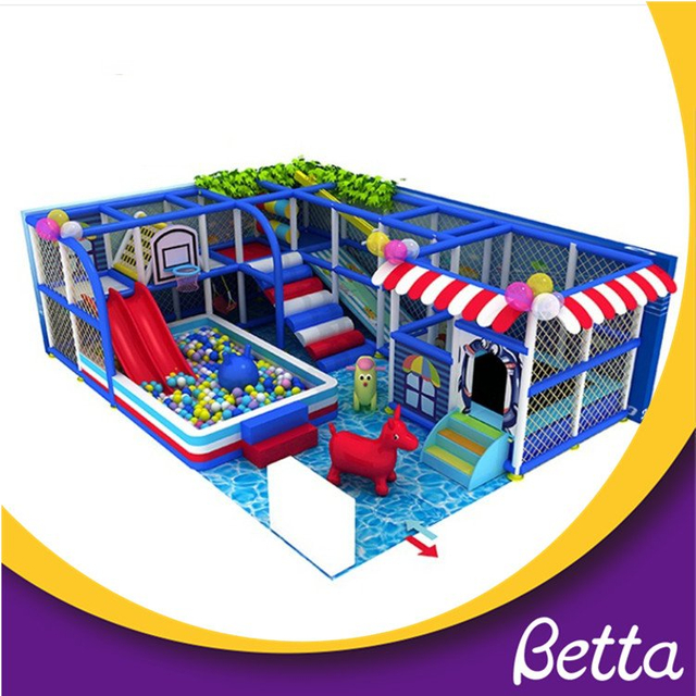 Juego divertido del patio interior de la escuela para el jard&iacute;n de infantes