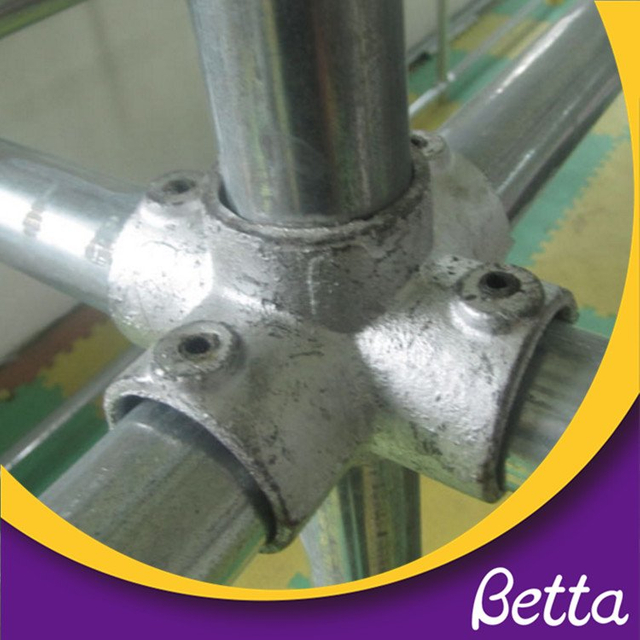 Instalaci&oacute;n de tuber&iacute;as d&uacute;ctiles del hierro maleable del tubo galvanizado para el parque de atracciones