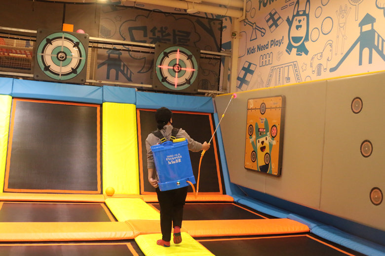 C&oacute;mo desinfectar y limpiar equipos de atracciones en parques de trampolines