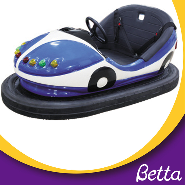  Coche de choque el&eacute;ctrico de la bater&iacute;a de los ni&ntilde;os del parque de atracciones del patio al aire libre 