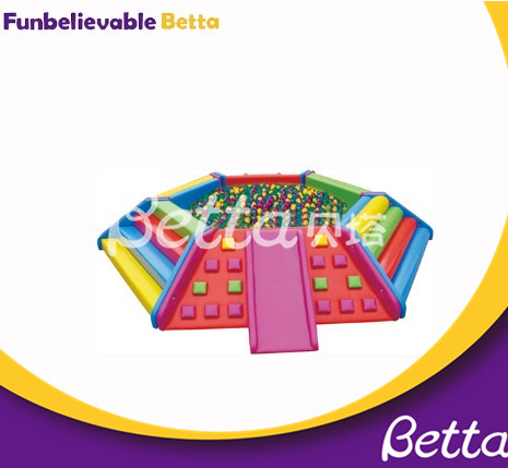 Вечеринка на игровой площадке в помещении Soft Play для малышей 