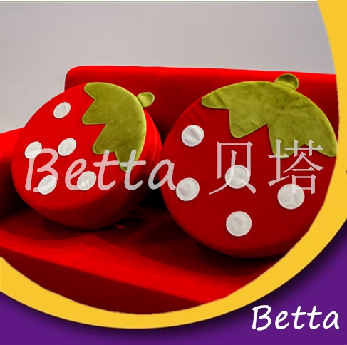 أريكة اللعب الناعمة الخشبية الصغيرة والآمنة والمريحة للأطفال من Bettaplay بنمط الفراولة