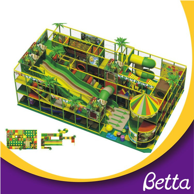 Juego divertido del patio interior de la escuela para el jard&iacute;n de infantes