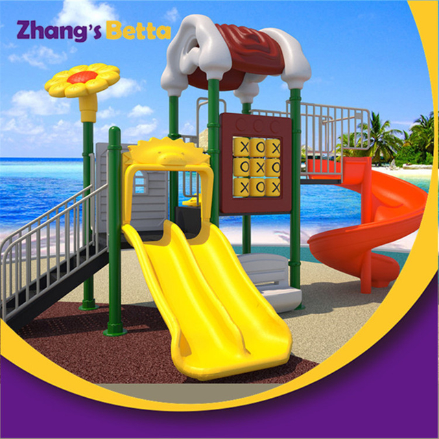 Los ni&ntilde;os modificados para requisitos particulares del parque de atracciones utilizaron diapositivas pl&aacute;sticas del patio del juego al aire libre