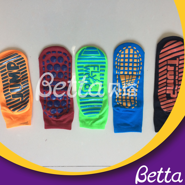 يستخدم ترامبولين بارك جورب القفز مخصص لجوارب الترامبولين للنادي جوارب أرضية مضادة للانزلاق ومضادة للانزلاق