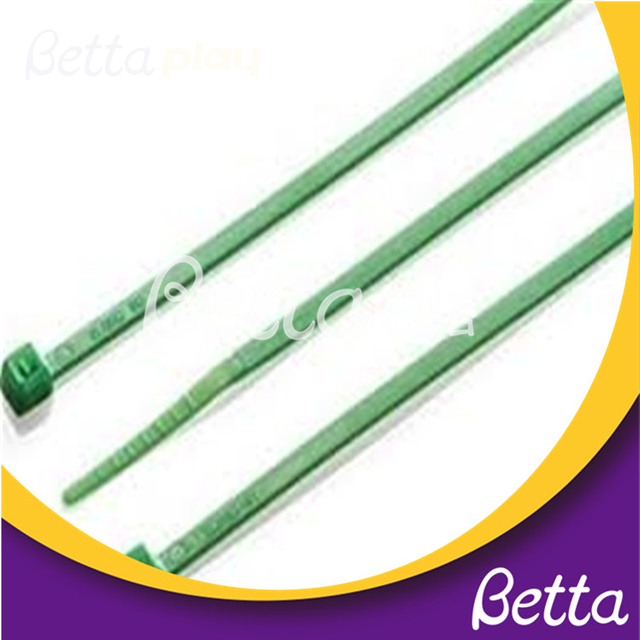 Brida de pl&aacute;stico Bettaplay de buena calidad para parque de atracciones