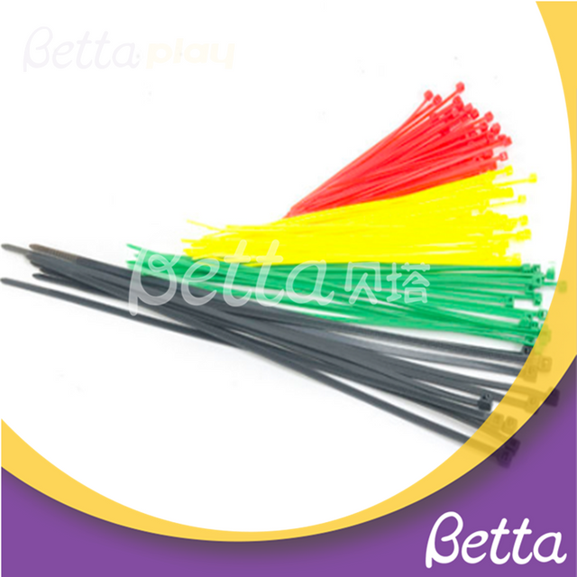أجزاء ومواد ربط الكابلات ذاتية القفل من Bettaplay للملعب الداخلي