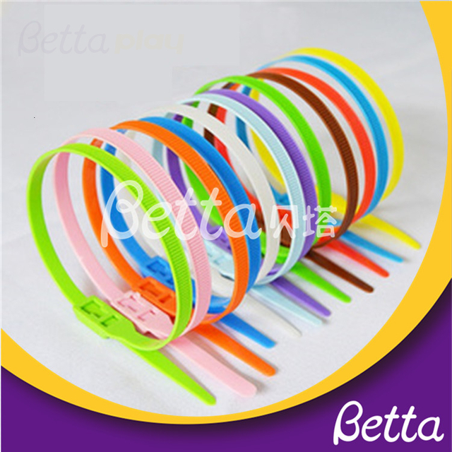 Brida de pl&aacute;stico Bettaplay de buena calidad para parque de atracciones