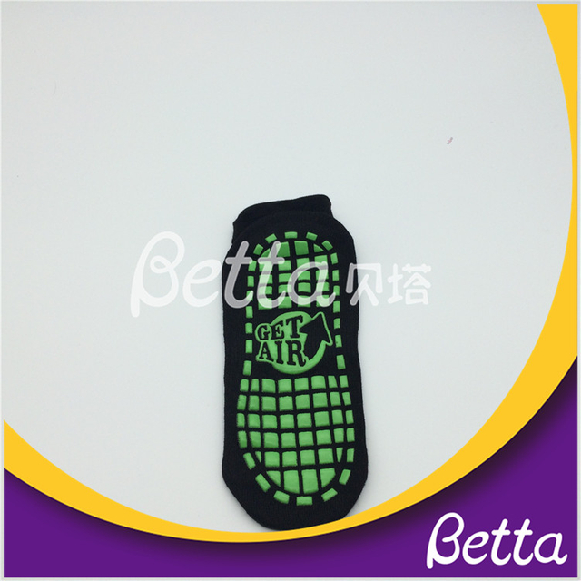 جوارب Bettaplay المخصصة للترامبولين للأطفال والكبار 