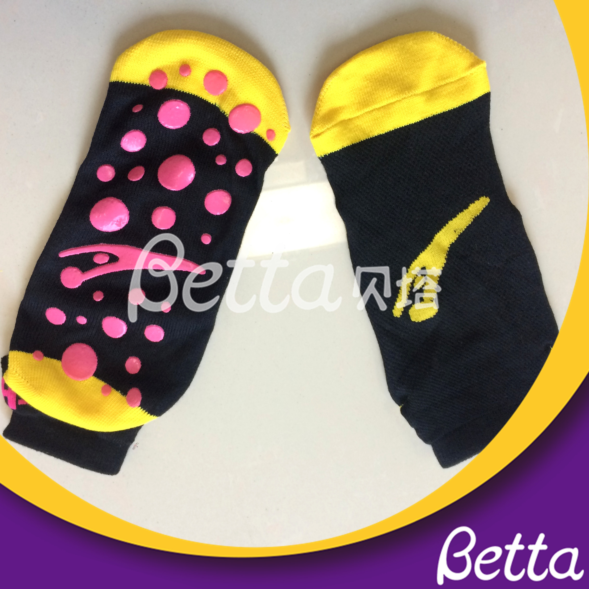 Newest Customized Grip Socks Anti-Slip Safety Trampoline Socks for Trampoline Park 
