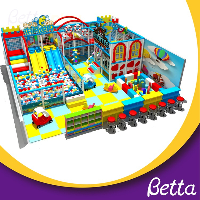 Nuevo patio de juegos con estructura de zona de juegos interior