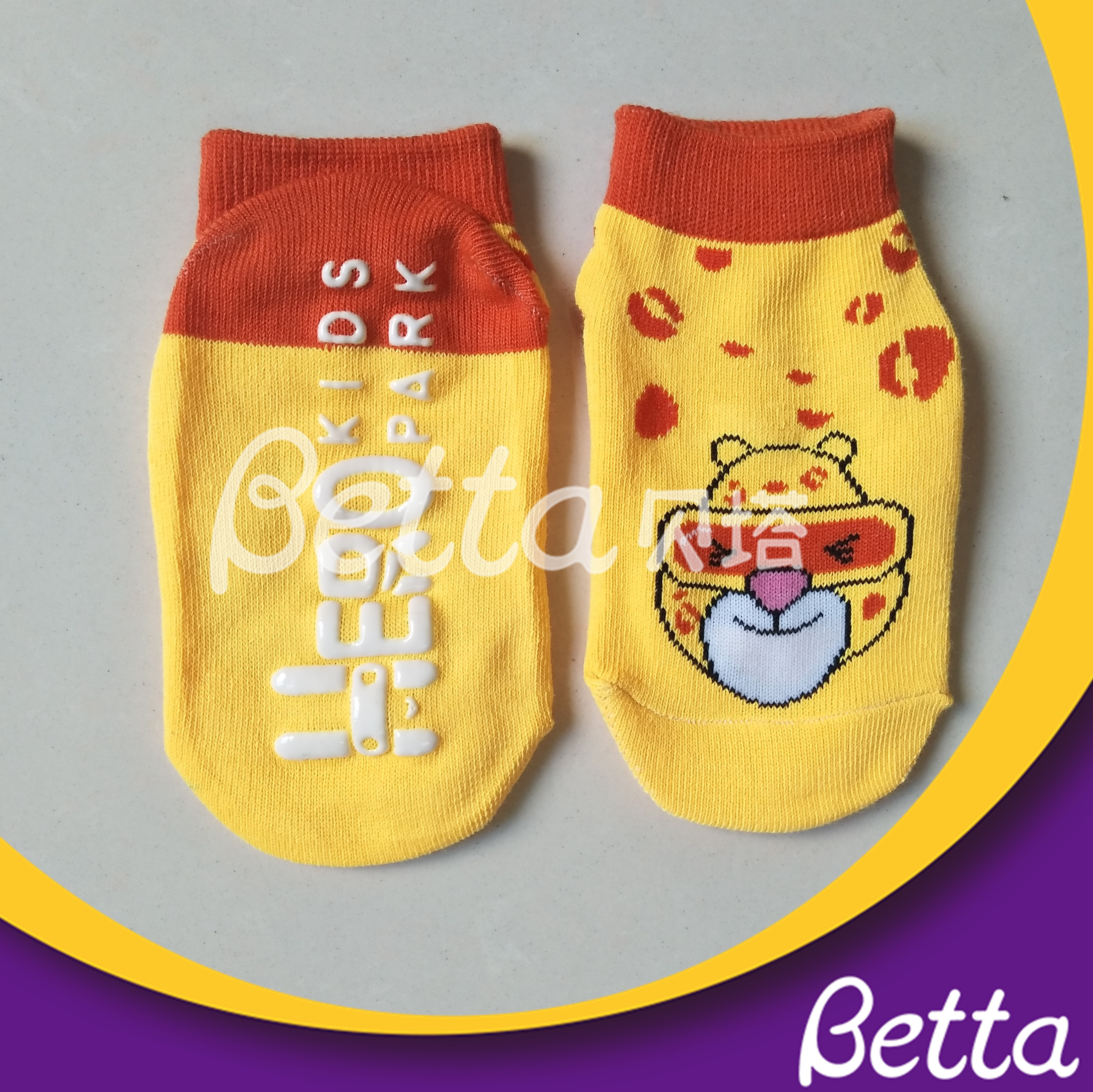 2019 Betta Customized Anti Slip Kids Trampoline Park Socks Grip