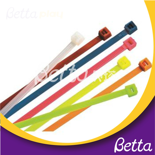 Brida de nailon segura Bettaplay para patio de juegos interior