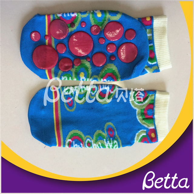 جوارب Bettaplay الآمنة للترامبولين للأطفال والكبار 