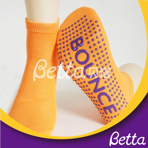 La l&iacute;nea a&eacute;rea pega los calcetines antis de encargo de la l&iacute;nea a&eacute;rea del resbal&oacute;n del trampol&iacute;n del algod&oacute;n