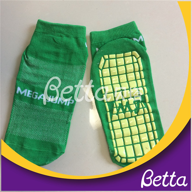 جوارب Bettaplay الآمنة للترامبولين للأطفال والكبار 