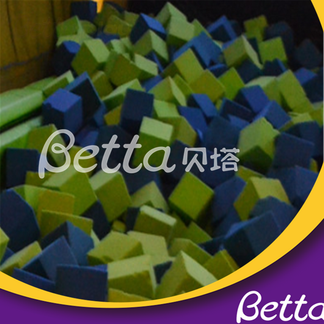 Los ni&ntilde;os de Bettaplay utilizaron la cubierta del hoyo de la espuma del parque de atracciones para el parque del trampol&iacute;n